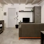 Tra Bora E Poesia, Casa Baudelaire A * 的里雅斯特