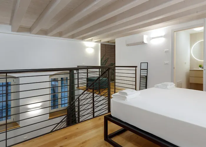 Daire Tra Bora E Poesia, Casa Baudelaire A Trieste *