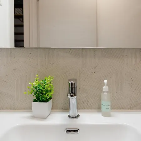 Rifugio Baudelaire, Parcheggio In Centro A Appartamento Trieste