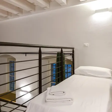 Tra Bora E Poesia, Casa Baudelaire A Apartment Triest