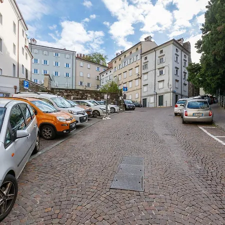 Tra Bora E Poesia, Casa Baudelaire A * Triest
